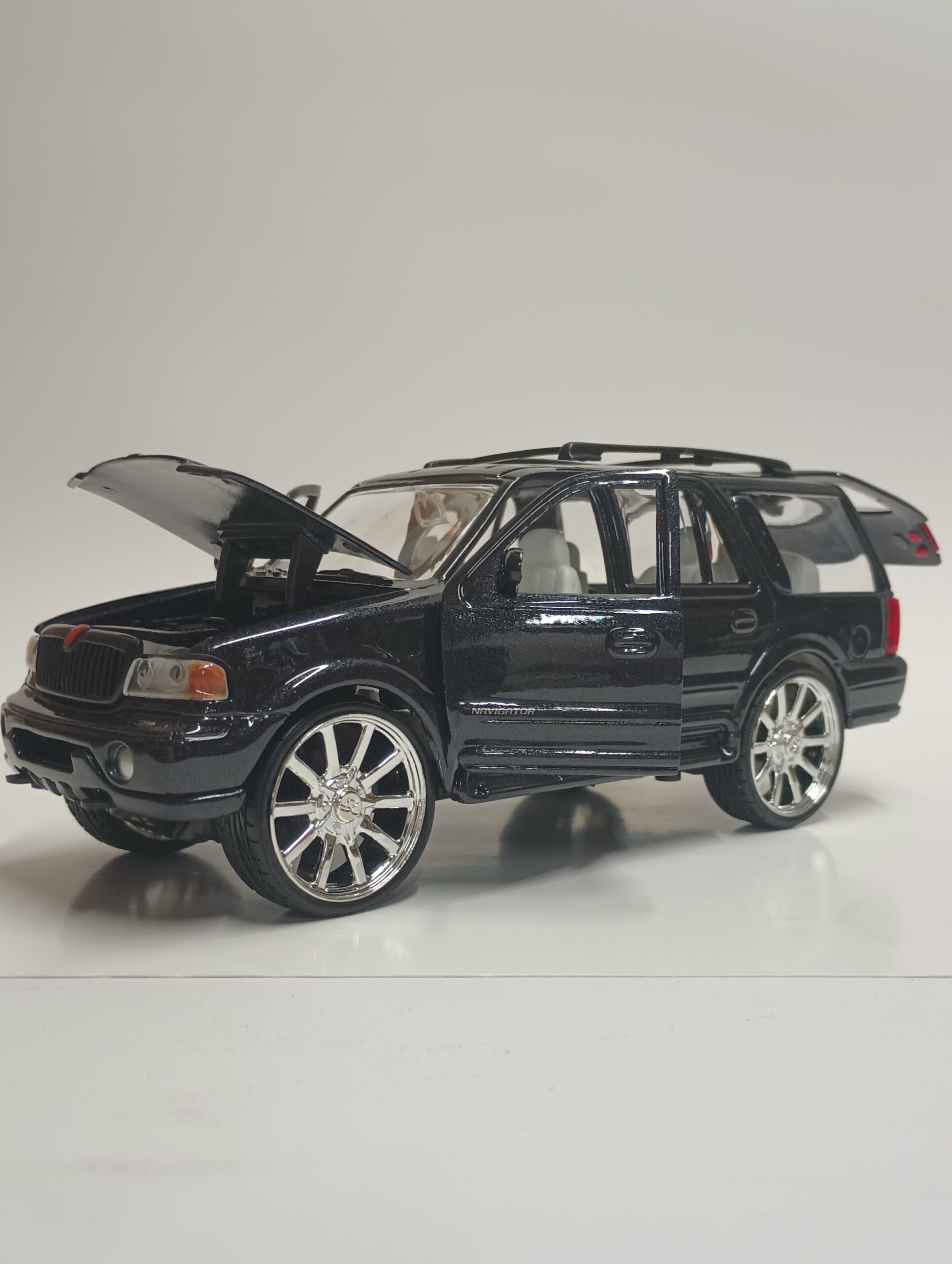 1998 LINCOLN NAVIGATOR 1:24 DIECAST BY MOTORMAX - Imagen 2