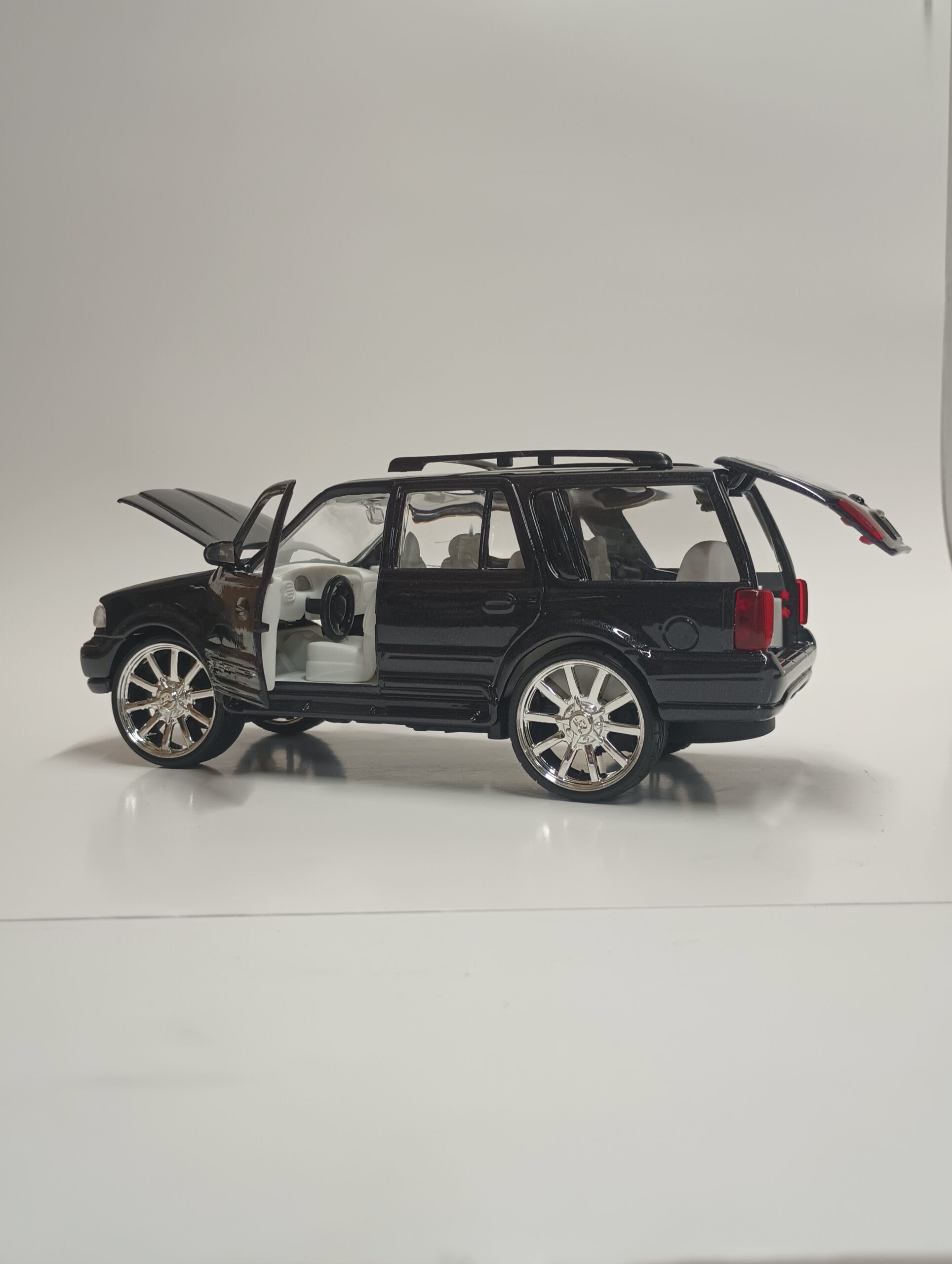 1998 LINCOLN NAVIGATOR 1:24 DIECAST BY MOTORMAX - Imagen 3