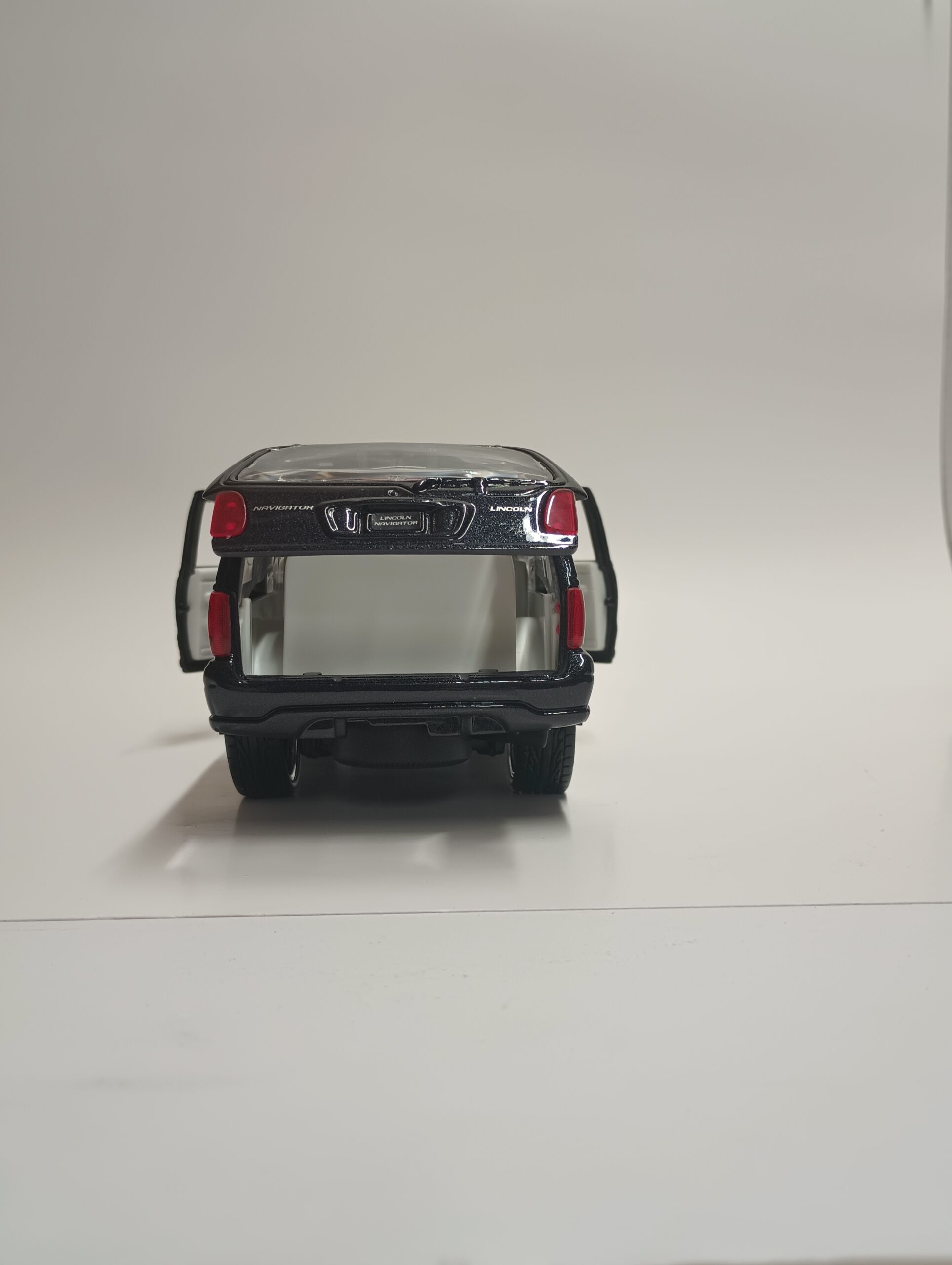1998 LINCOLN NAVIGATOR 1:24 DIECAST BY MOTORMAX - Imagen 4