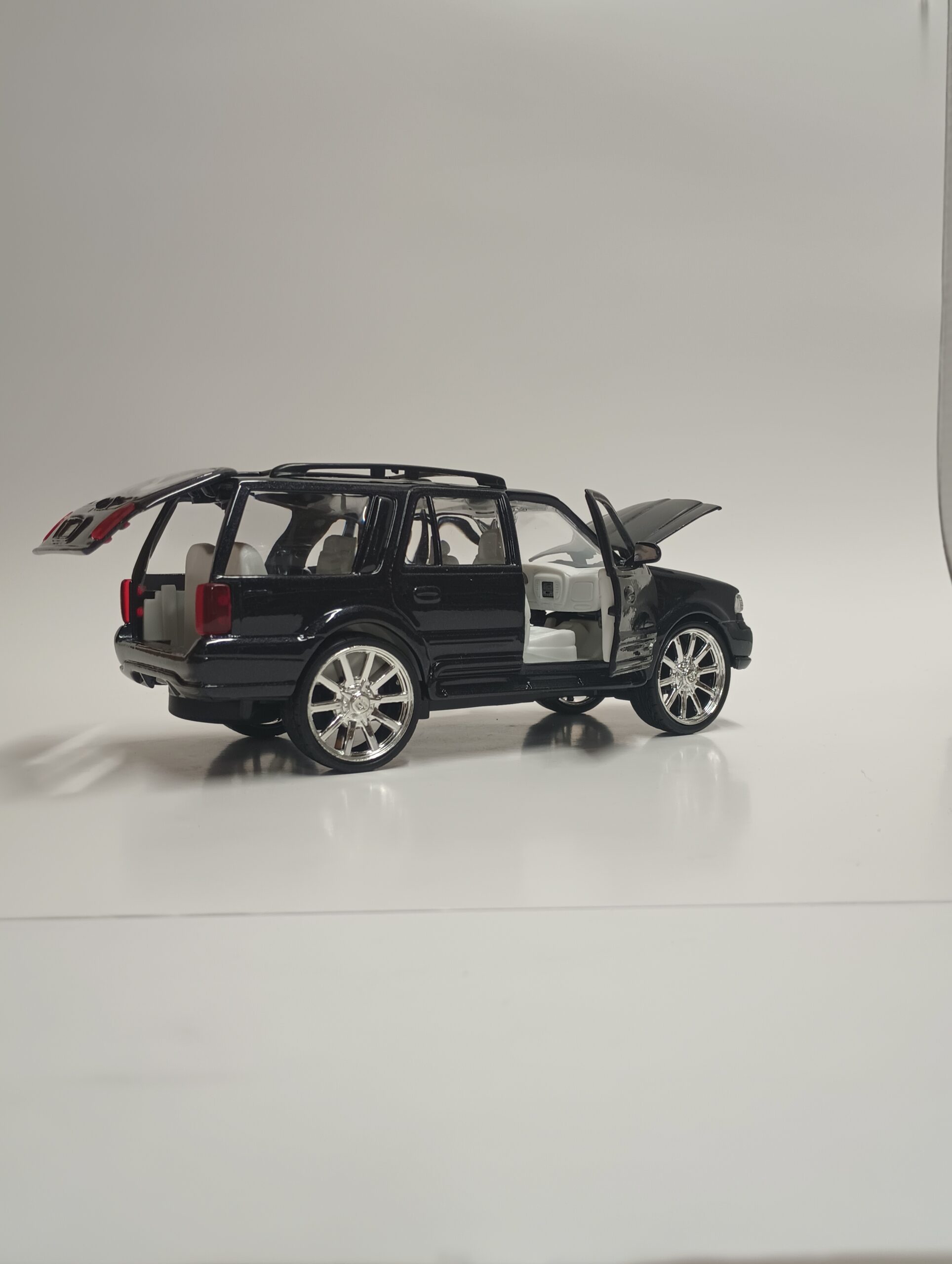 1998 LINCOLN NAVIGATOR 1:24 DIECAST BY MOTORMAX - Imagen 5