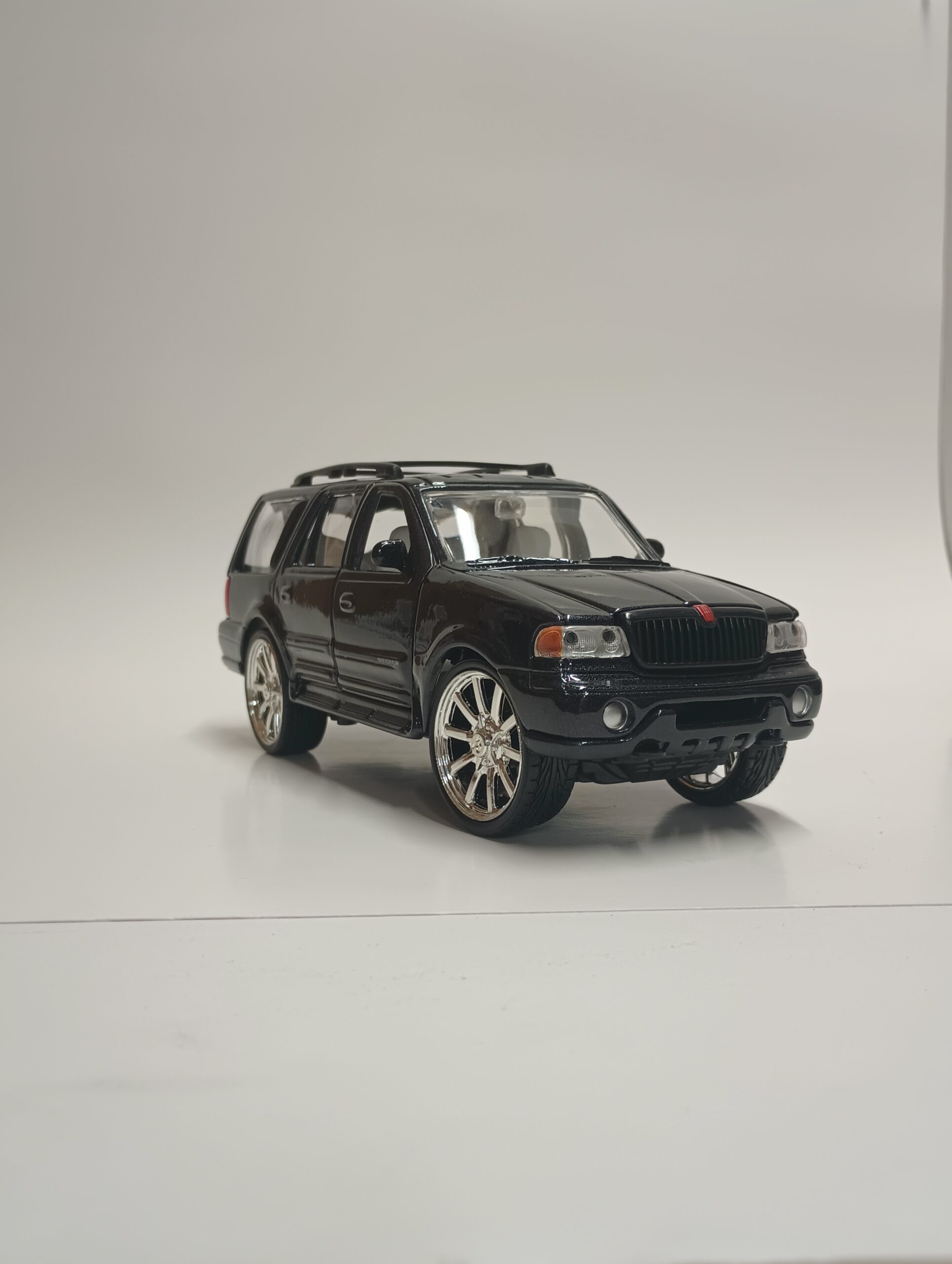 1998 LINCOLN NAVIGATOR 1:24 DIECAST BY MOTORMAX