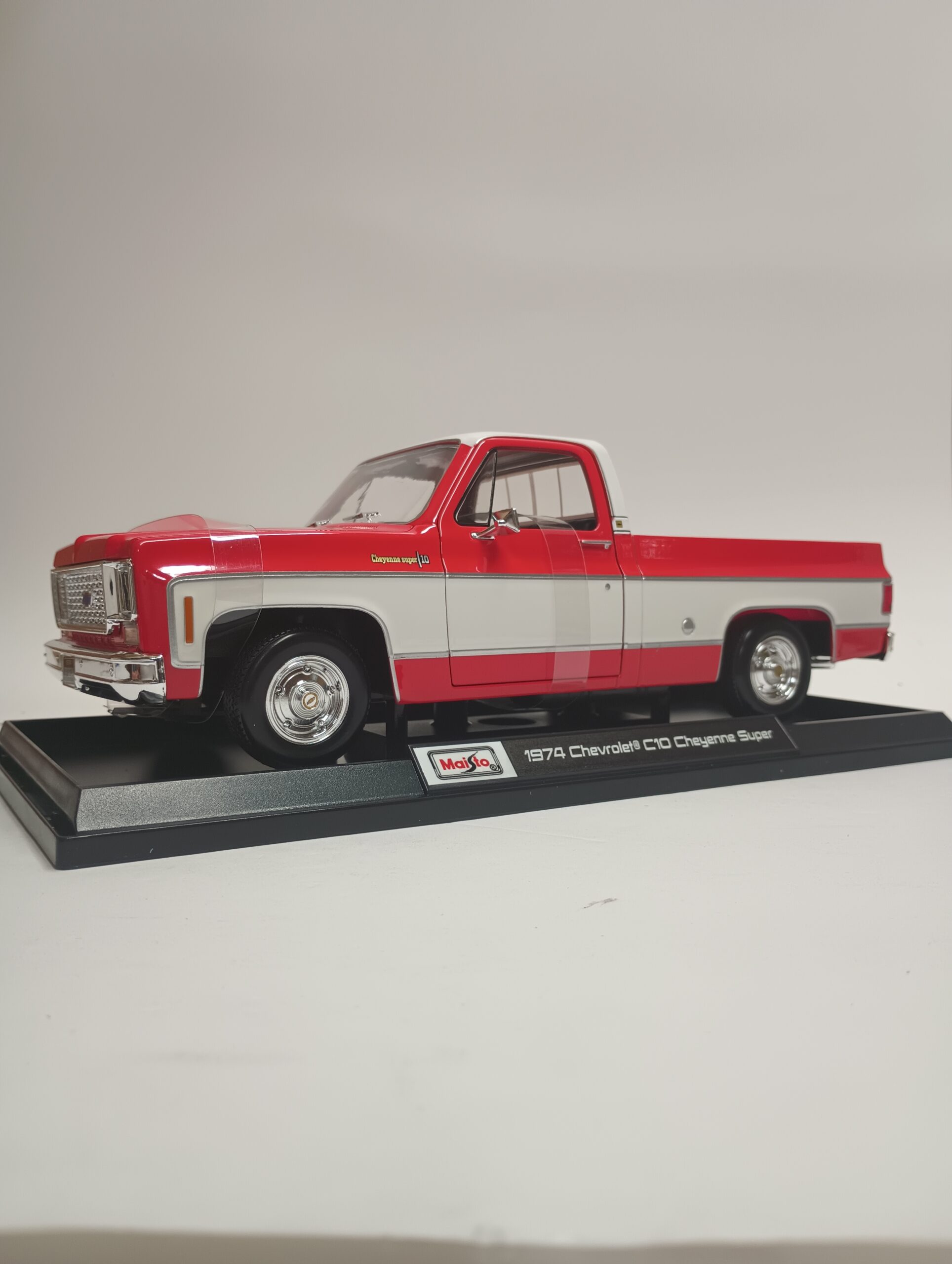 1974 CHEVROLET C10 CHEYENNE SUPER 1:18 DIECAST BY MAISTO - Imagen 3