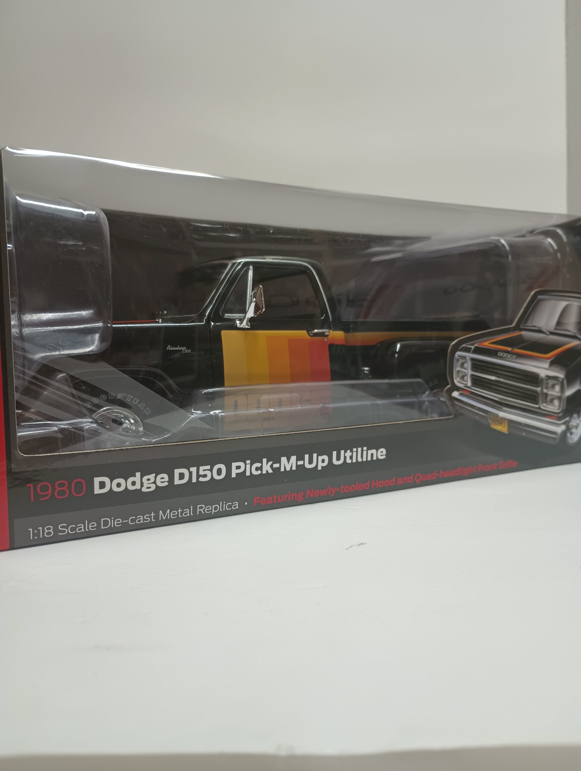 1980 DODGE D150 PICK-M-UP UTILINE 1:18 DIECAST BY AUTO WORLD - Imagen 3