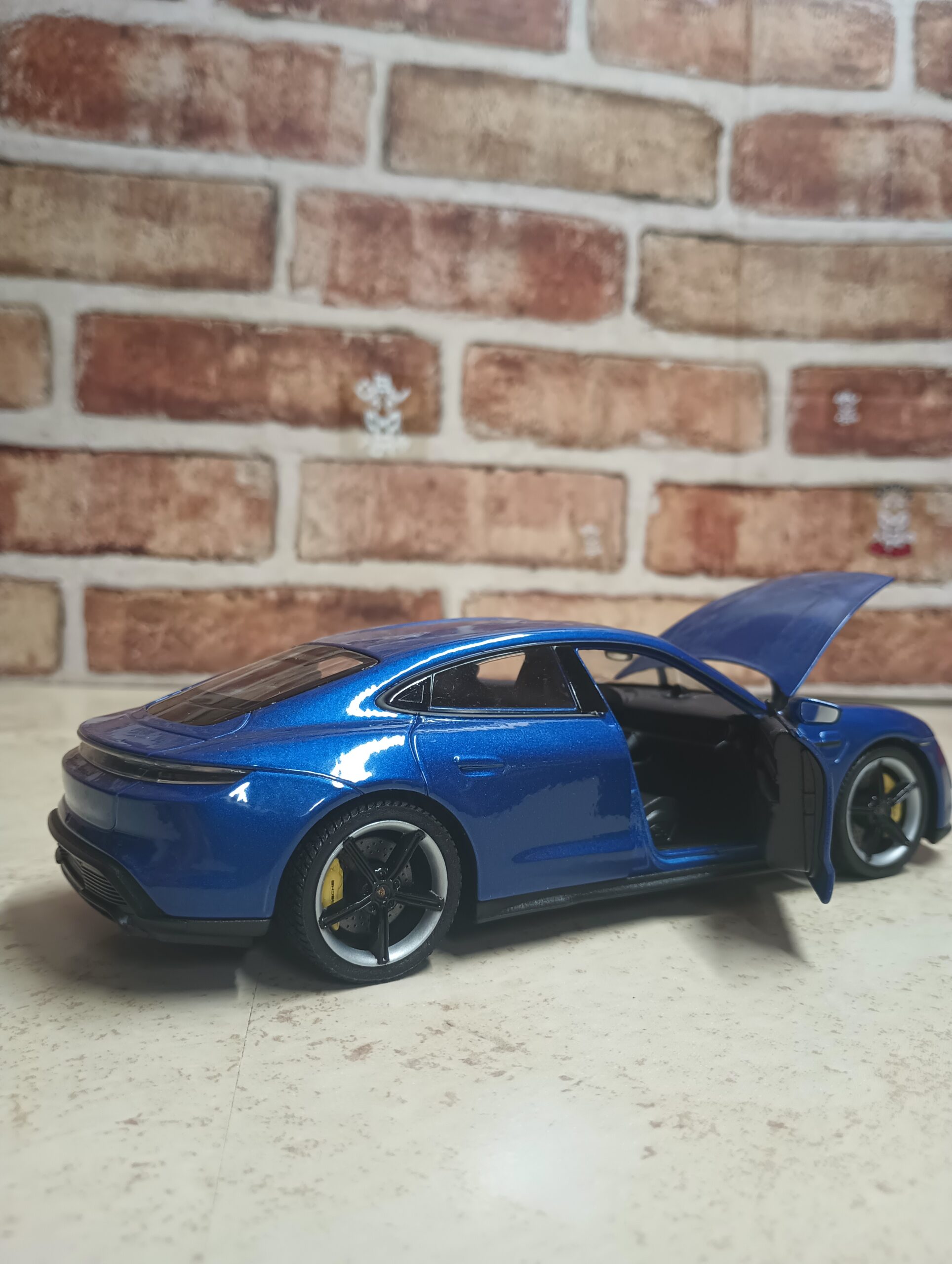 PORSCHE TAYCAN TURBO S 1:24 DIECAST BY WELLY - Imagen 2