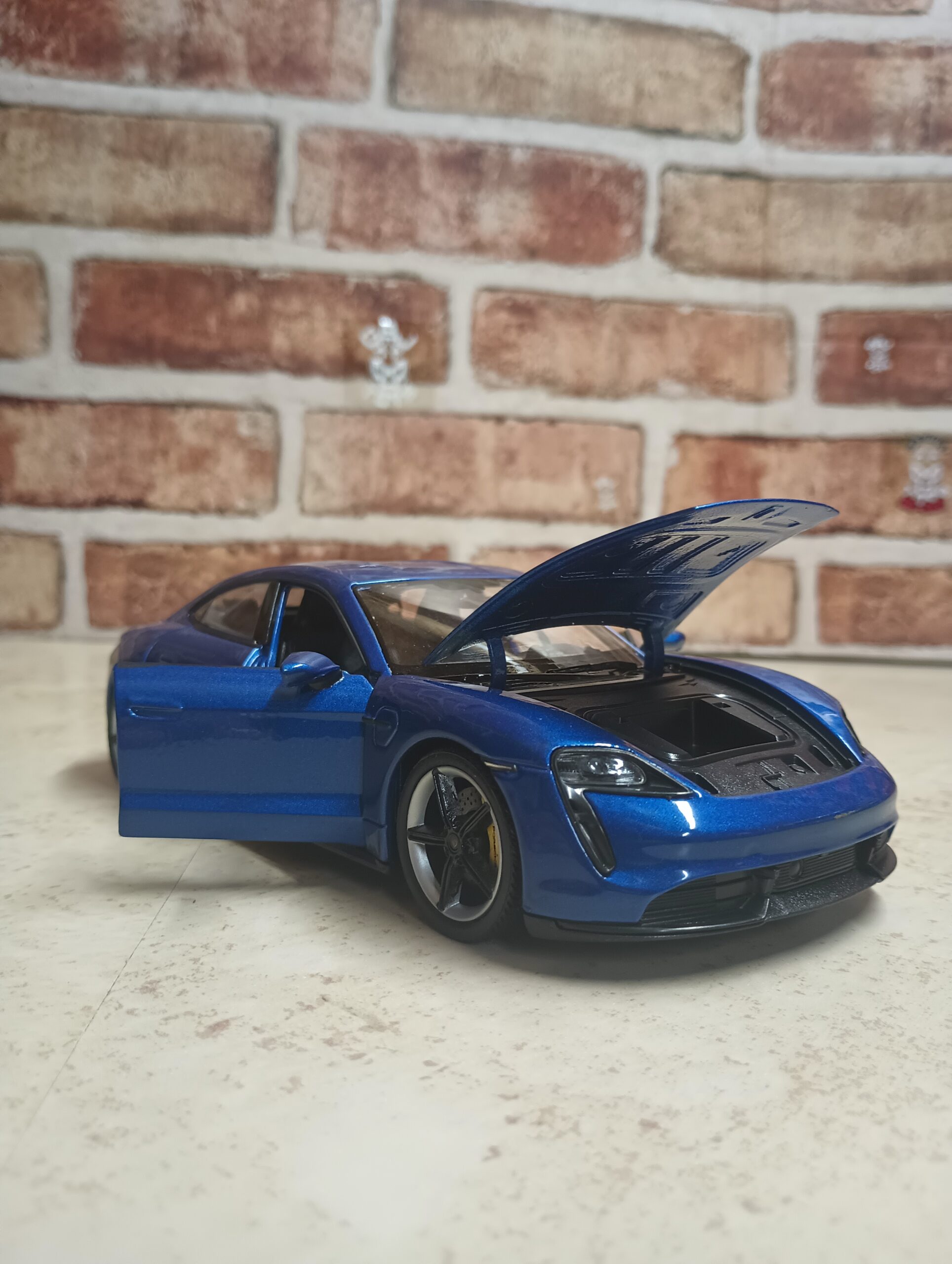 PORSCHE TAYCAN TURBO S 1:24 DIECAST BY WELLY - Imagen 3