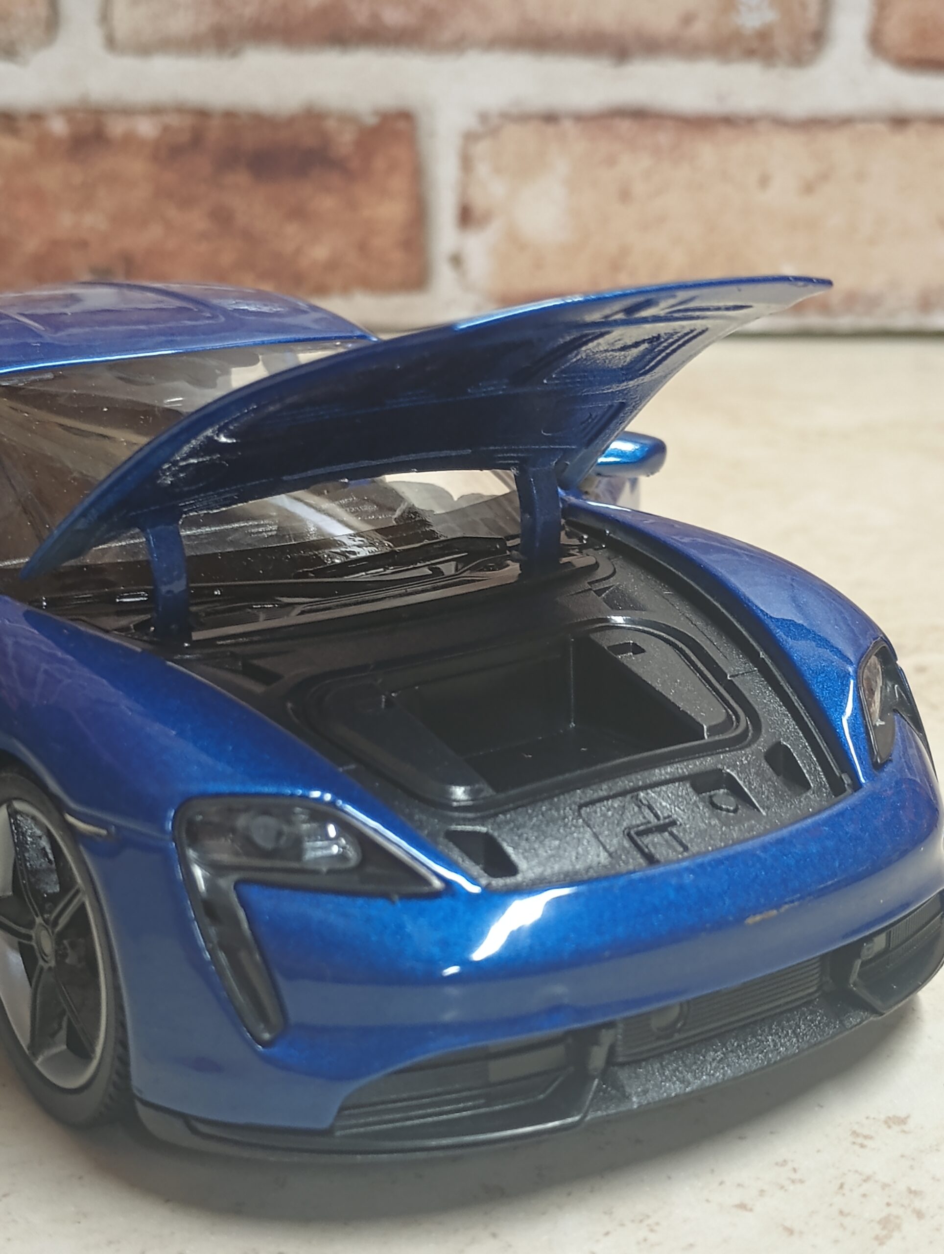 PORSCHE TAYCAN TURBO S 1:24 DIECAST BY WELLY - Imagen 4
