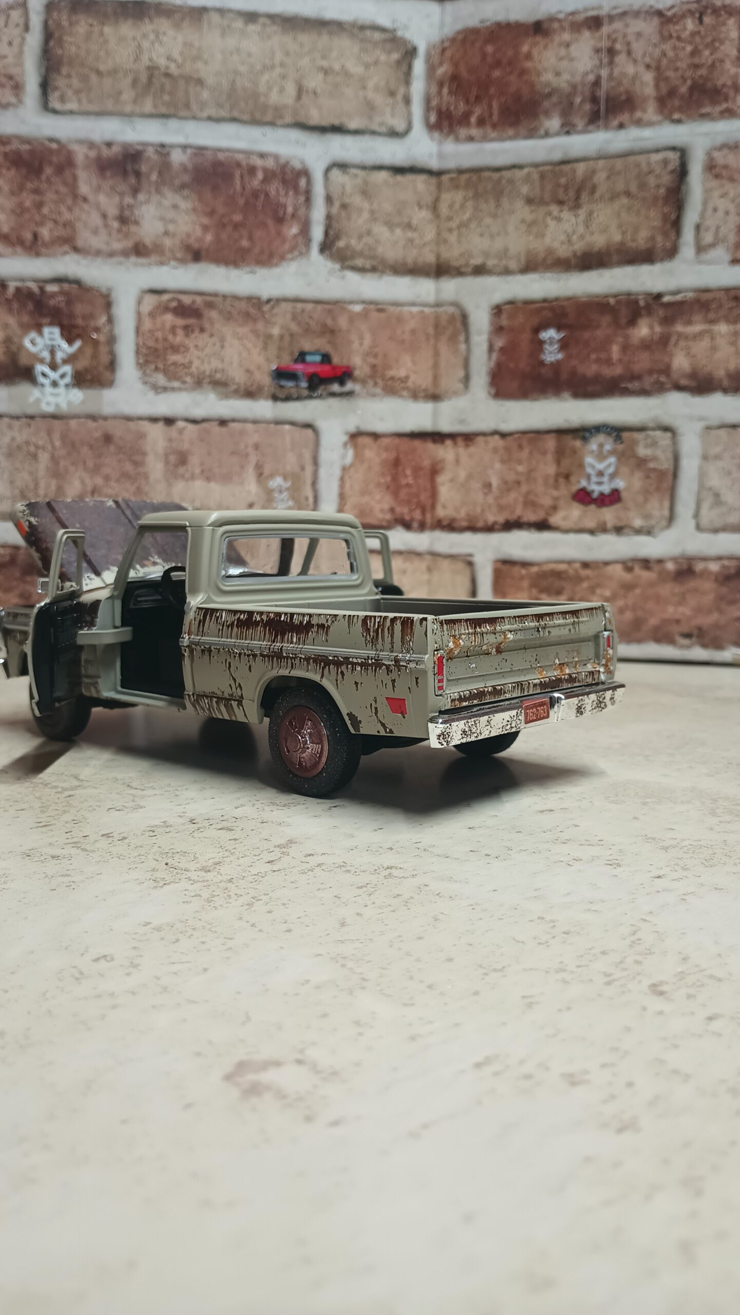 1972 FORD F-100 PICKUP RUSTY 1:24 DIECAST BY MOTORMAX - Imagen 4