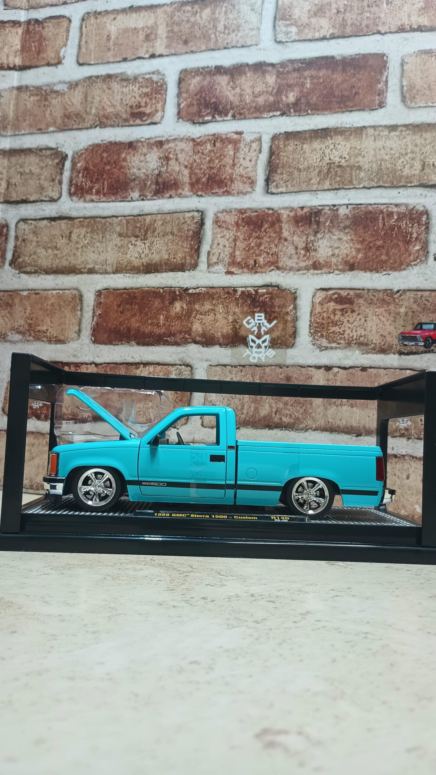 1988 GMC SIERRA 1500 CUSTOM 1:24 DIECAST BY M2Machines - Imagen 2