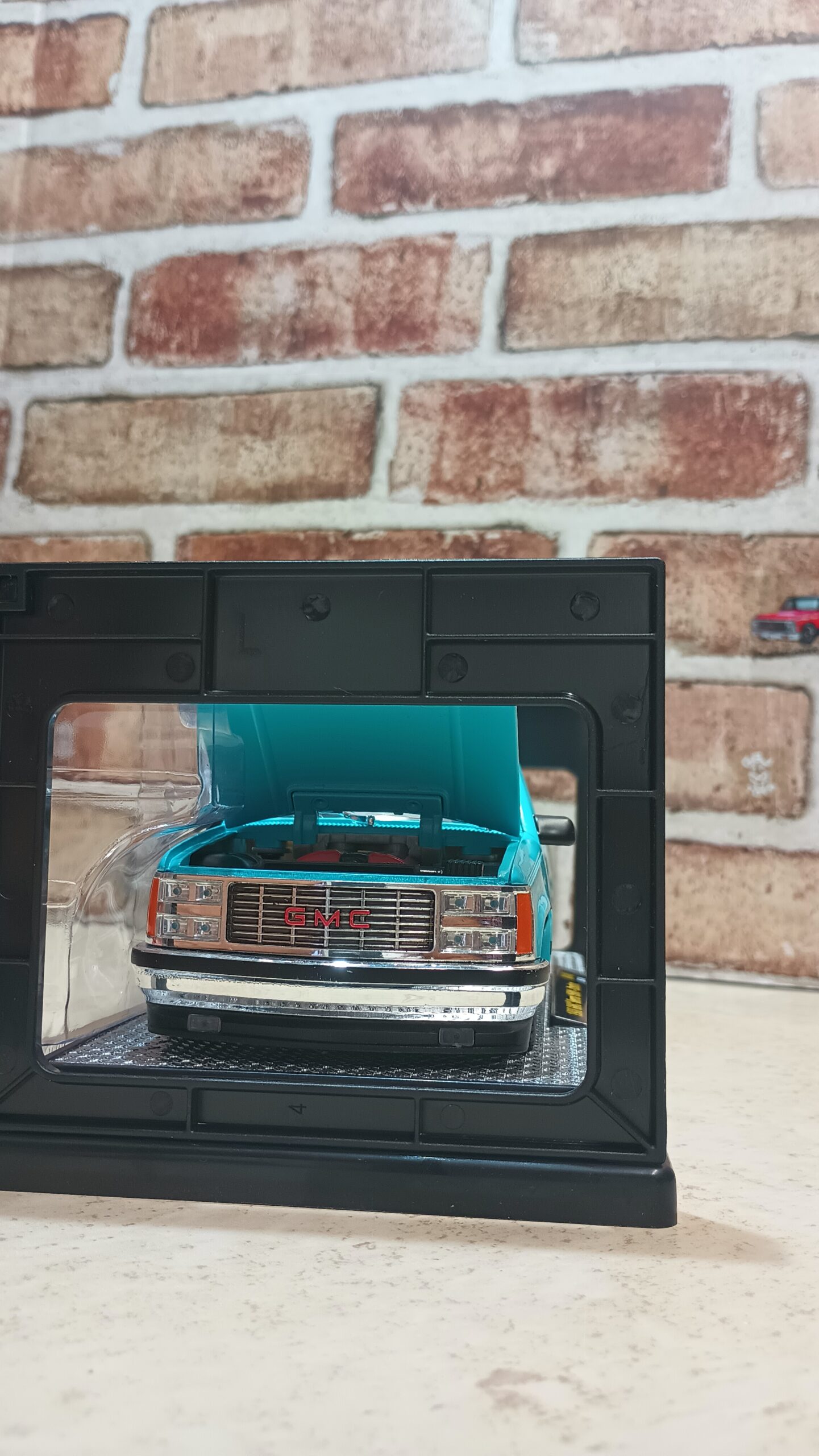 1988 GMC SIERRA 1500 CUSTOM 1:24 DIECAST BY M2Machines - Imagen 3