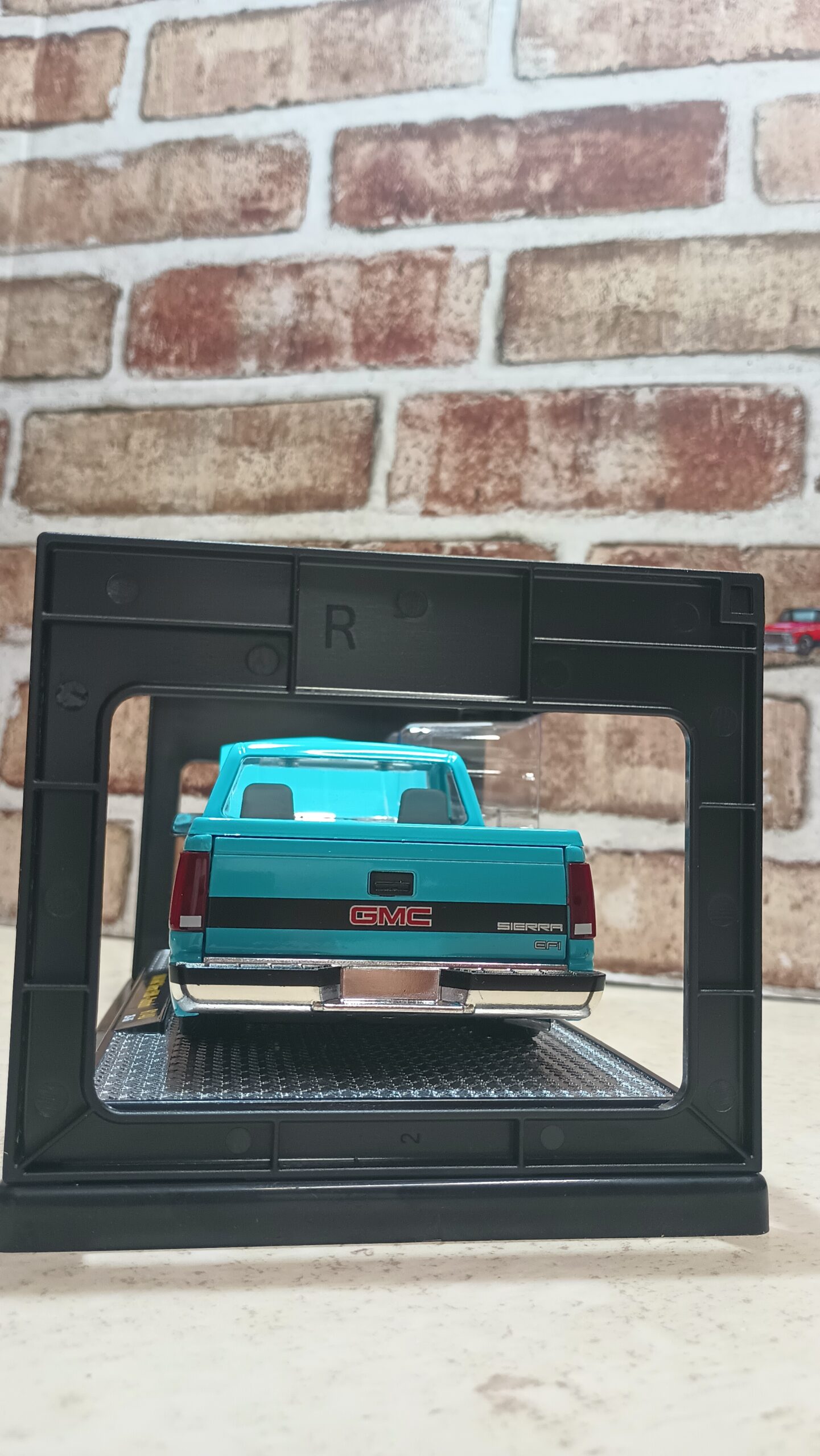 1988 GMC SIERRA 1500 CUSTOM 1:24 DIECAST BY M2Machines - Imagen 4