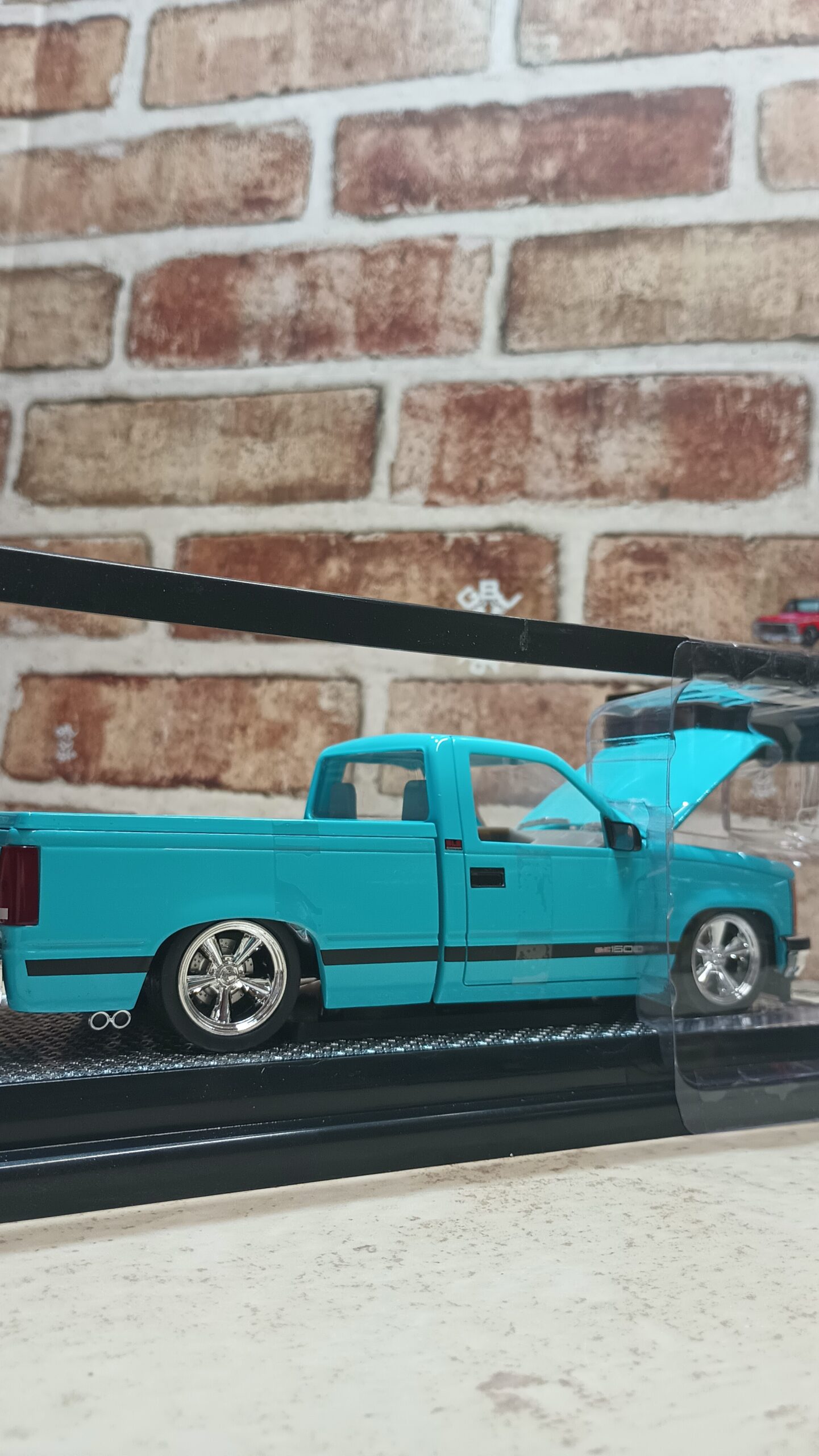 1988 GMC SIERRA 1500 CUSTOM 1:24 DIECAST BY M2Machines - Imagen 5