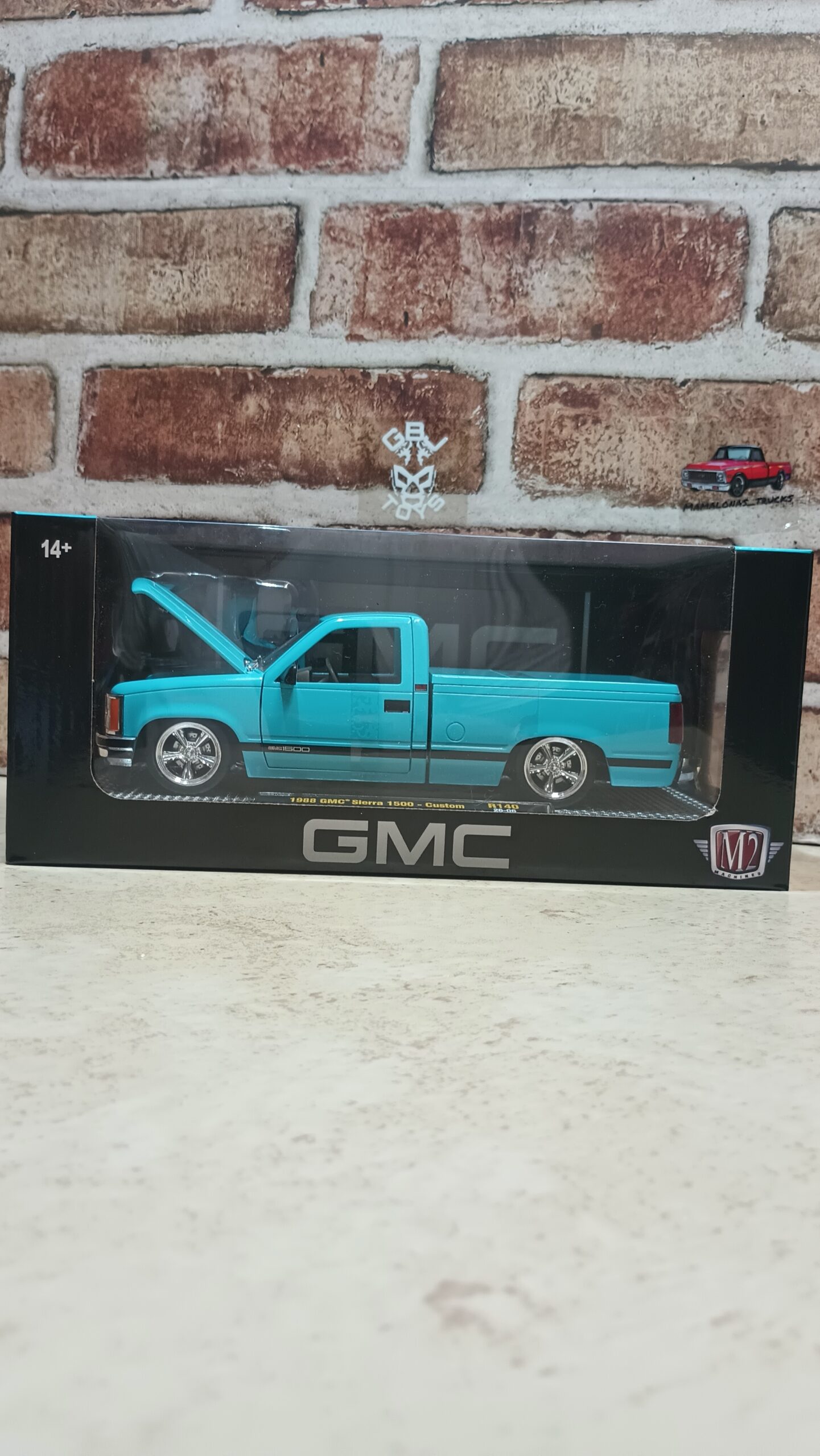 1988 GMC SIERRA 1500 CUSTOM 1:24 DIECAST BY M2Machines