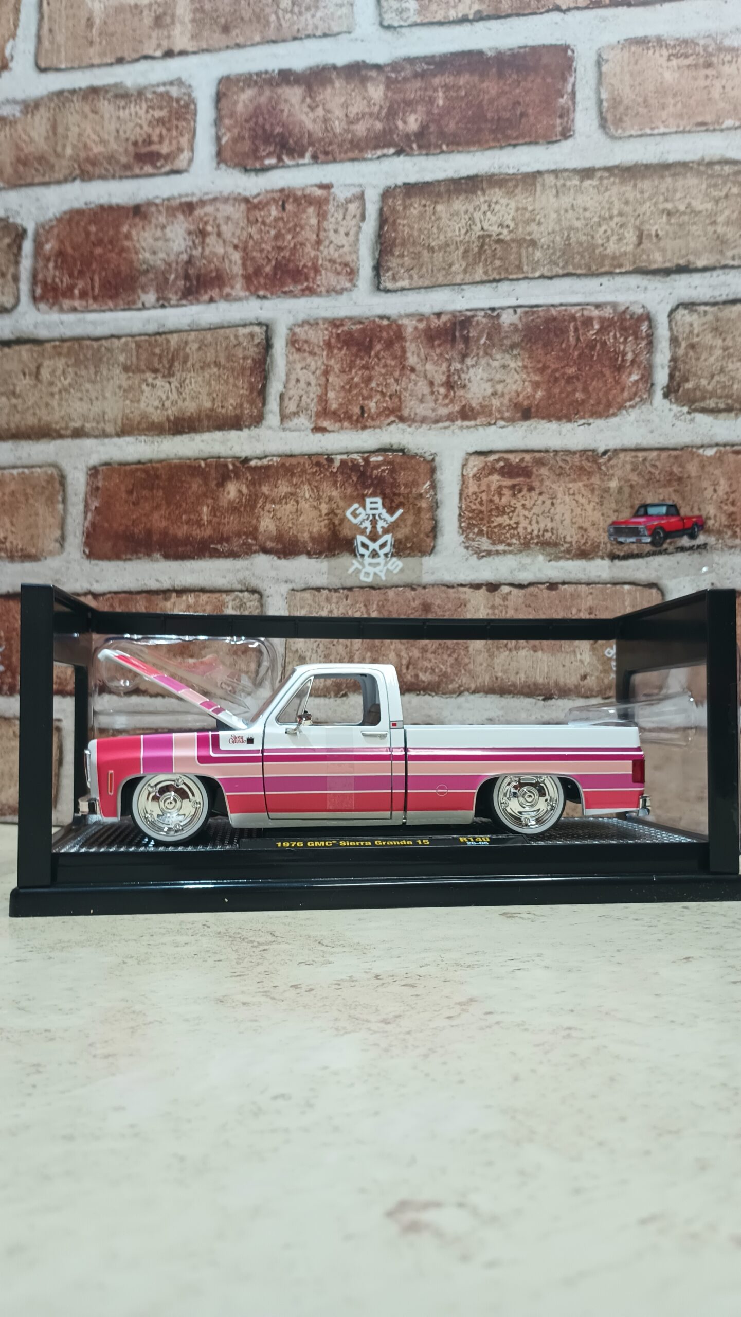 1976 GMC SIERRA GRANDE 15 1:24 DIECAST BY M2Machines - Imagen 2