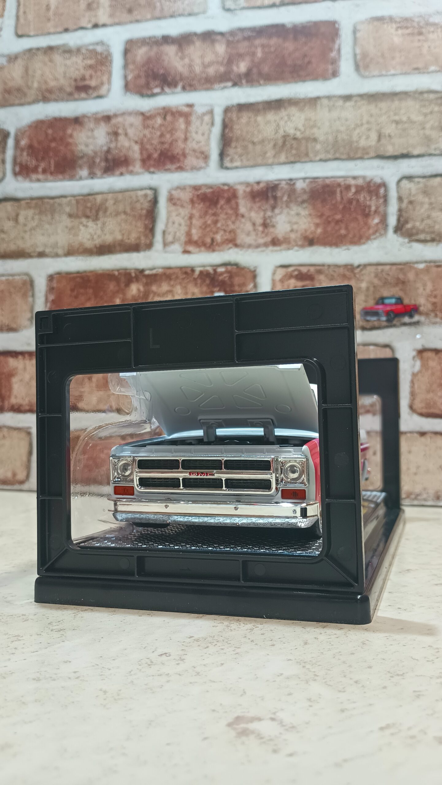 1976 GMC SIERRA GRANDE 15 1:24 DIECAST BY M2Machines - Imagen 3