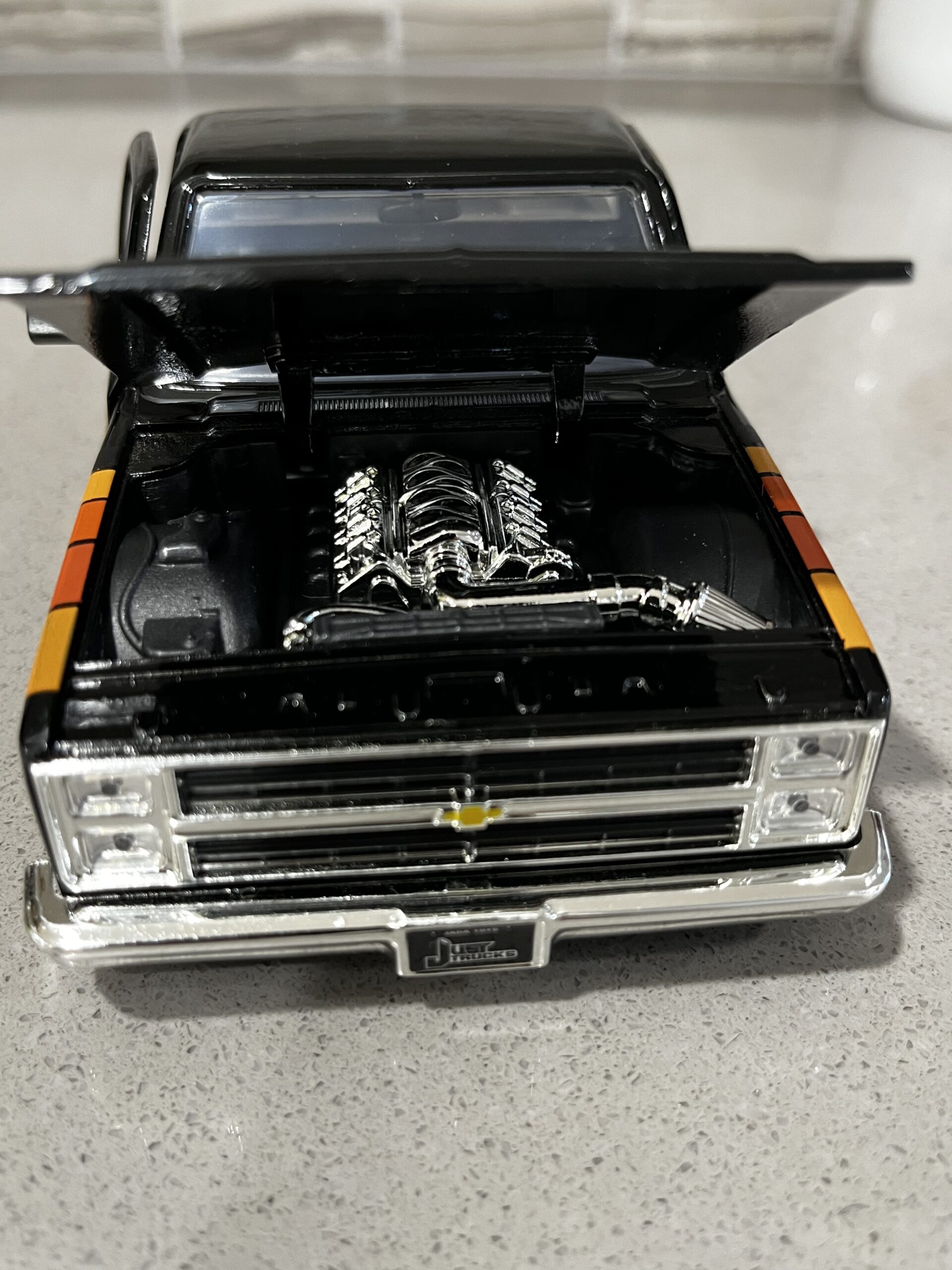 1985 CHEVROLET C-10 1:24 DIECAST BY JADA - Imagen 4