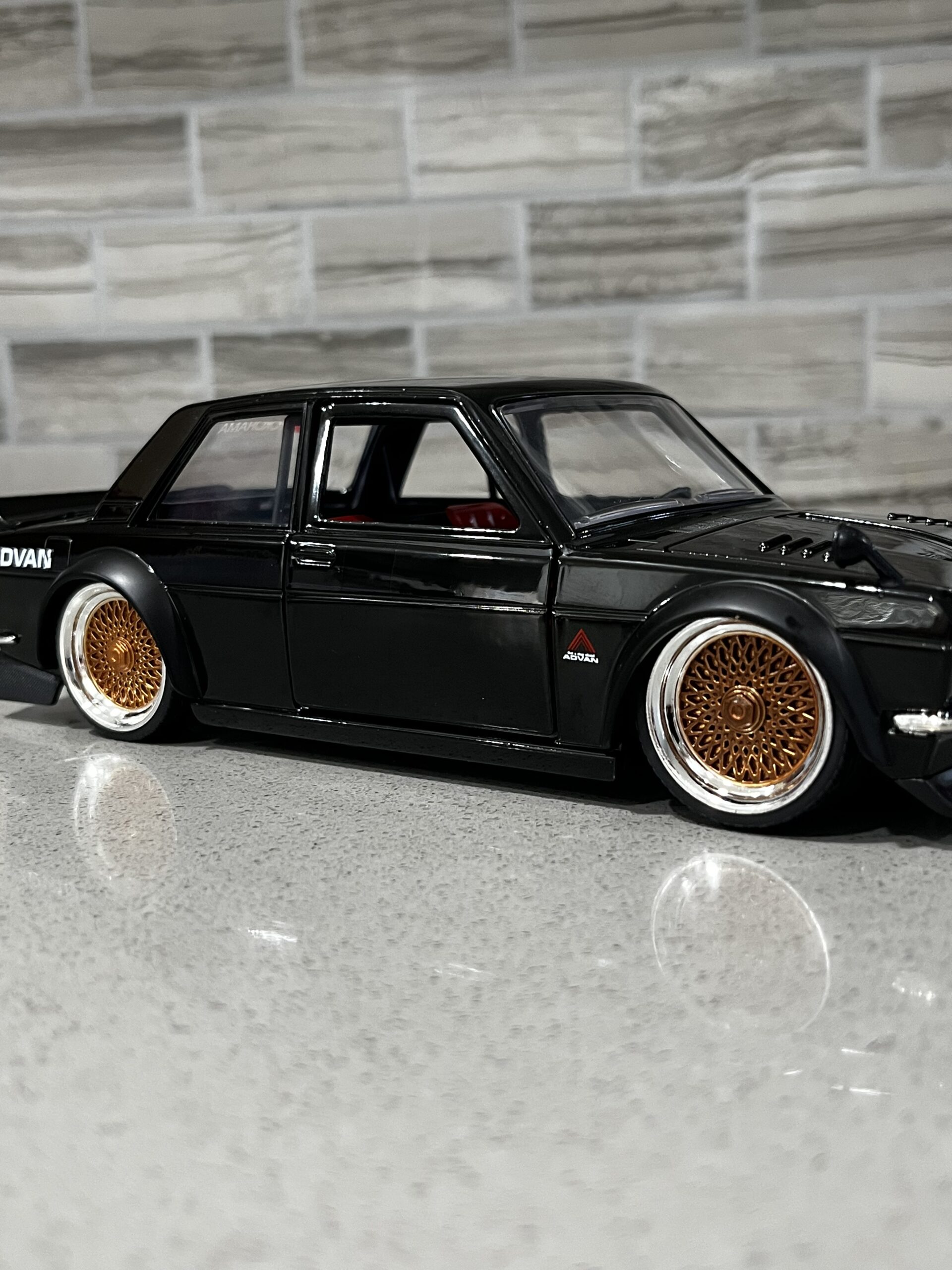 1973 DATSUN 510 (BLACK) JDM 1:24 BY JADA - Imagen 2
