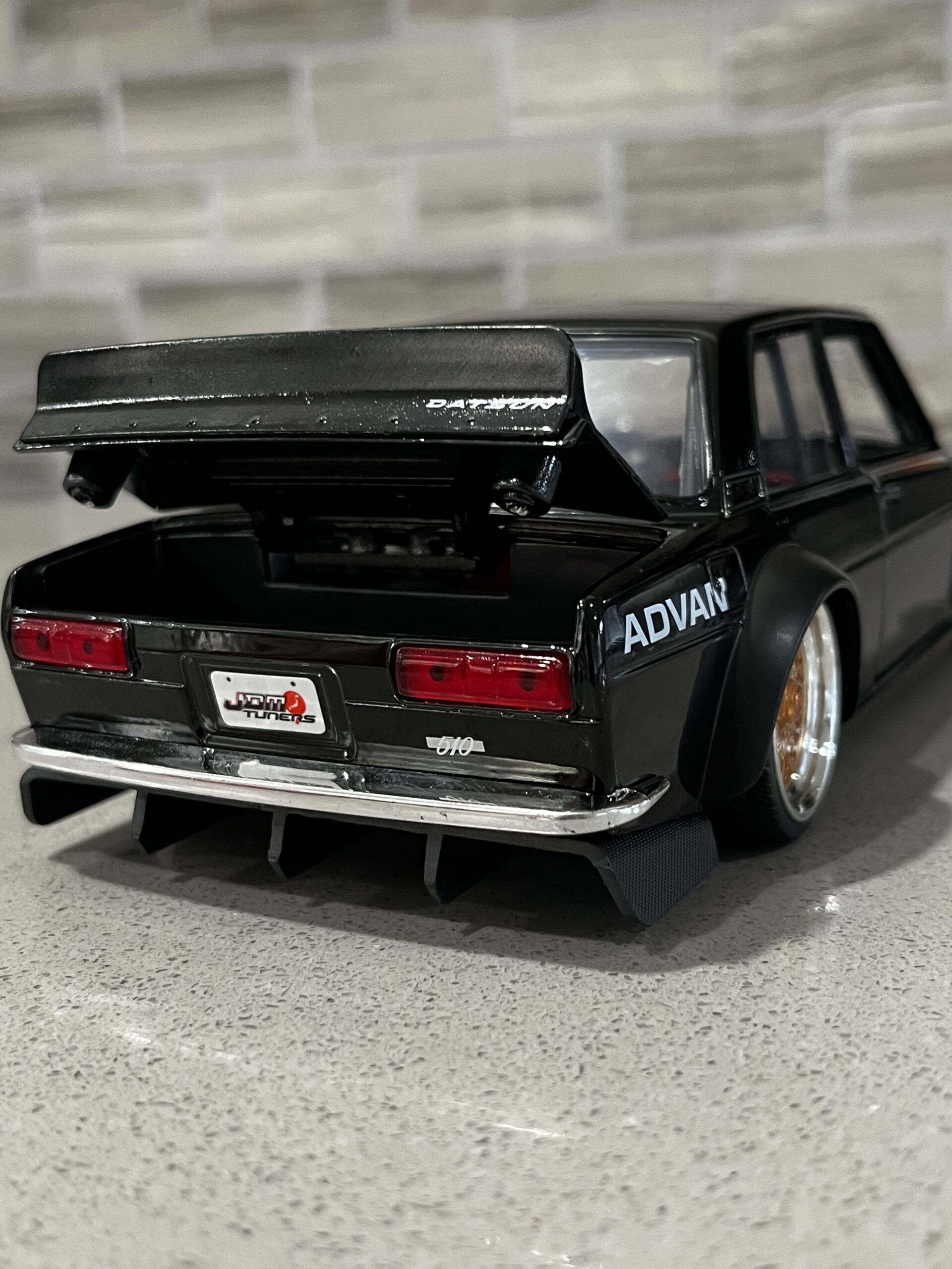 1973 DATSUN 510 (BLACK) JDM 1:24 BY JADA - Imagen 3