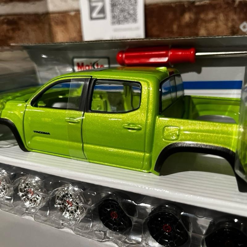 2023 TOYOTA TACOMA TRD PRO 1:27 DIECAST BY MAISTO - Imagen 4