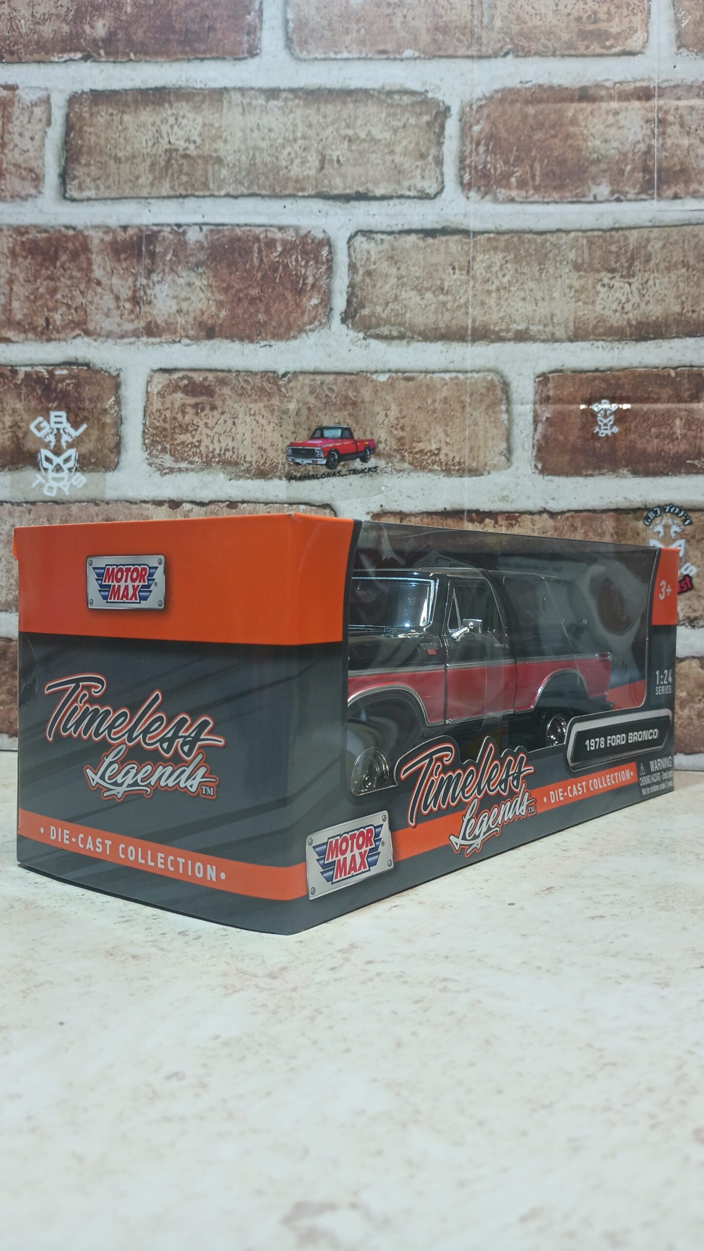 1978 Ford Bronco Ranger XLT with Spare Tire Black and Red "Timeless Legends" Series 1/24 Diecast Model Car by Motormax - Imagen 2