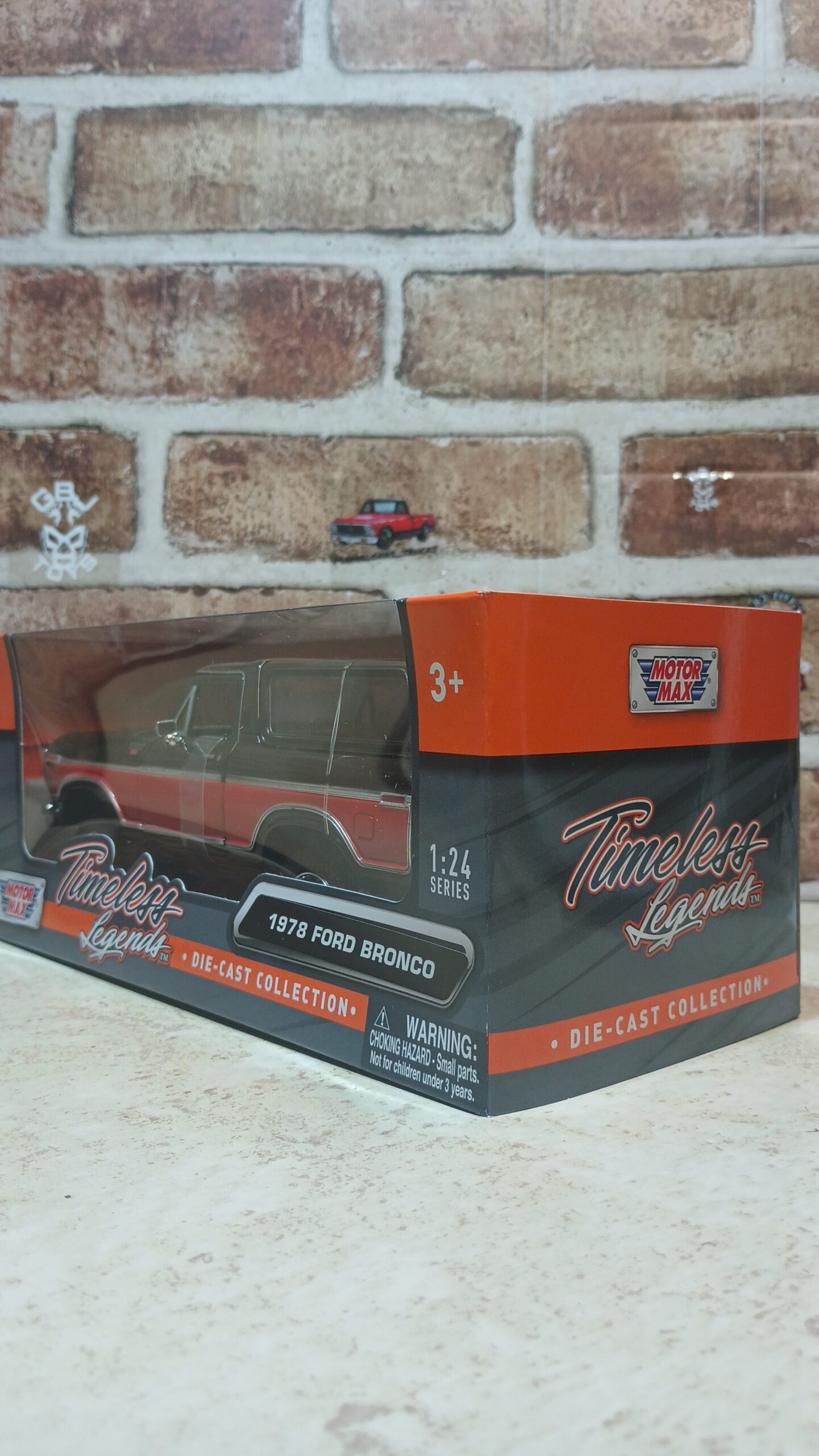 1978 Ford Bronco Ranger XLT with Spare Tire Black and Red "Timeless Legends" Series 1/24 Diecast Model Car by Motormax - Imagen 3