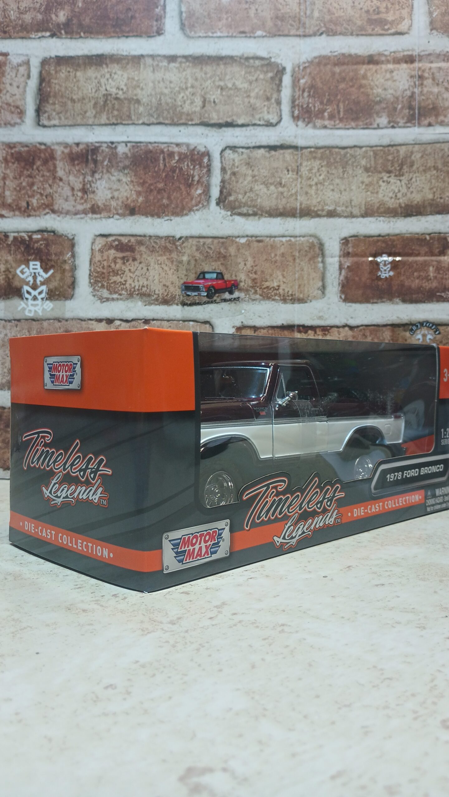 1978 Ford Bronco Ranger XLT (Open Top) w/Spare Tire Burgundy Met. & White "Timeless Legends" 1/24 Diecast Model Car by Motormax - Imagen 2