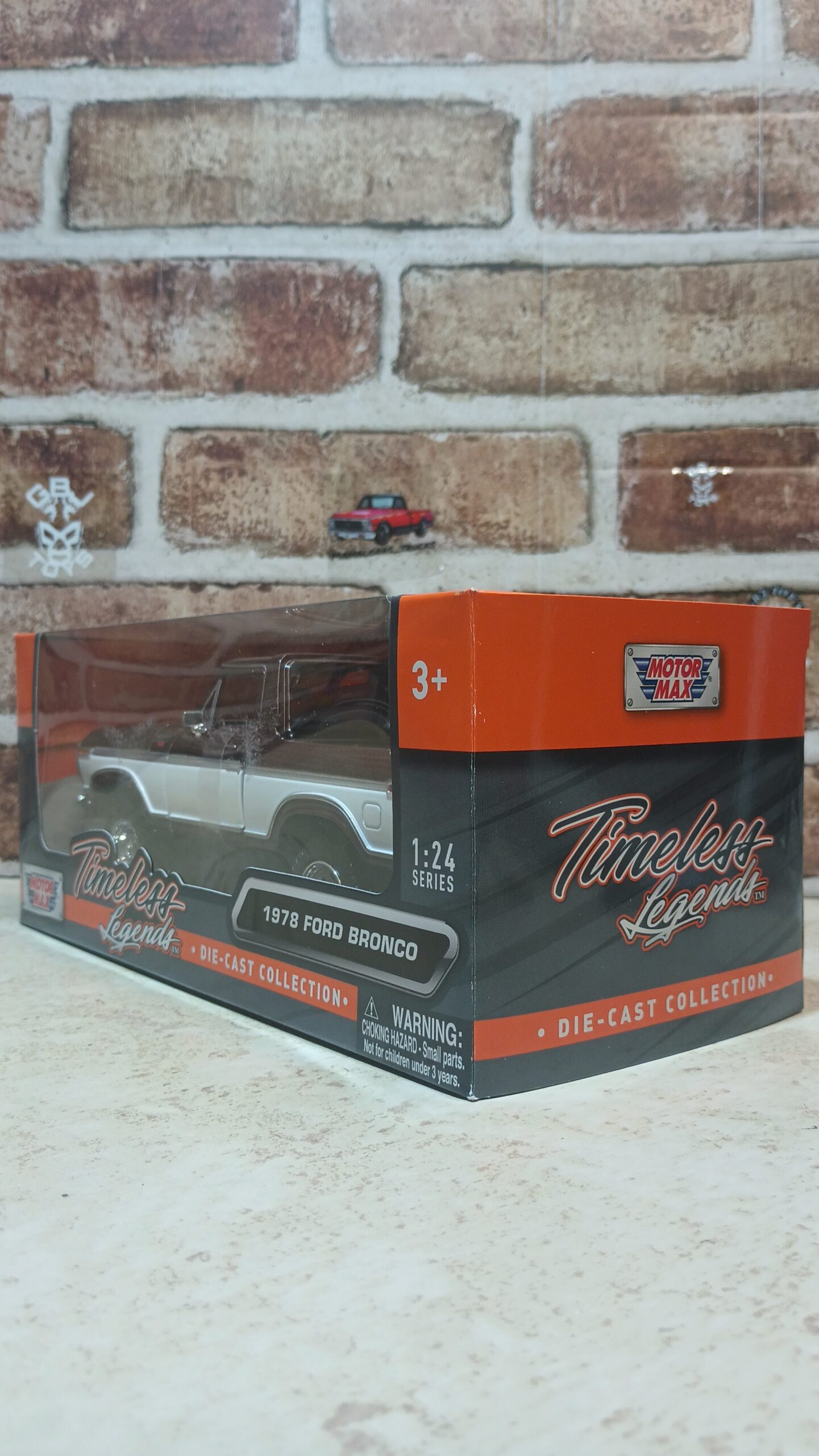 1978 Ford Bronco Ranger XLT (Open Top) w/Spare Tire Burgundy Met. & White "Timeless Legends" 1/24 Diecast Model Car by Motormax - Imagen 3