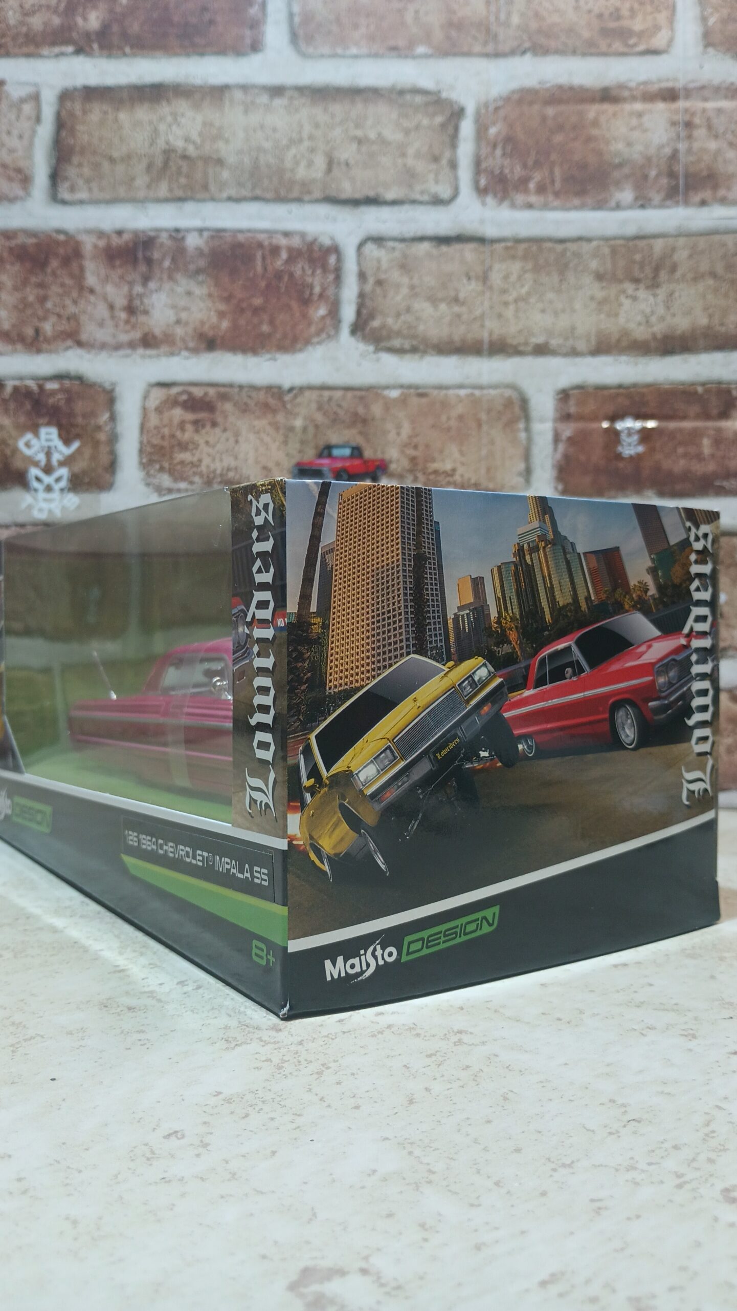 Brand new 1/26 scale diecast car model of 1964 Chevrolet Impala SS Lowrider PINK Graphics "Lowriders" "Maisto Design" Series die cast model car by Maisto - Imagen 2