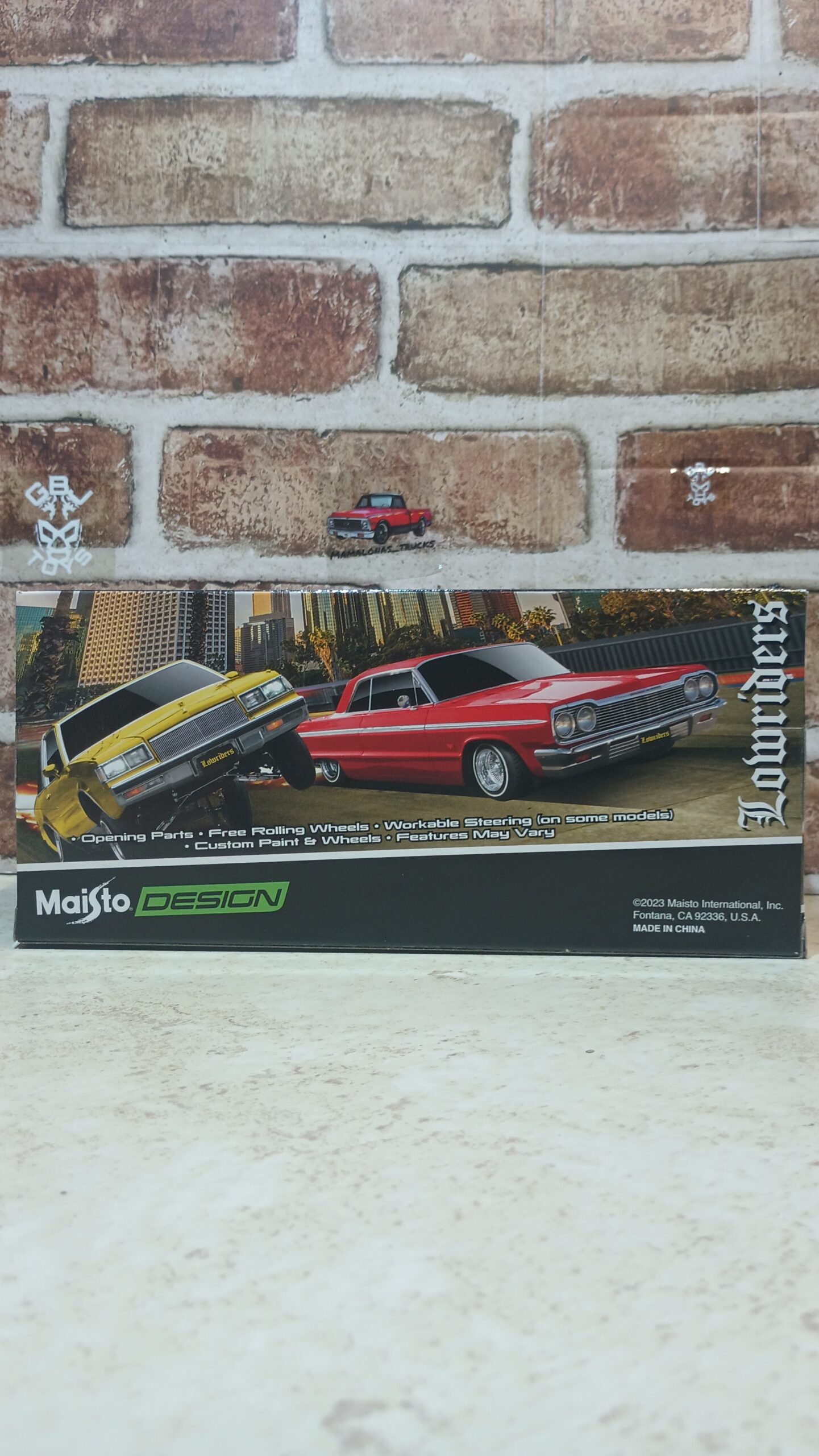 Brand new 1/26 scale diecast car model of 1964 Chevrolet Impala SS Lowrider PINK Graphics "Lowriders" "Maisto Design" Series die cast model car by Maisto - Imagen 4