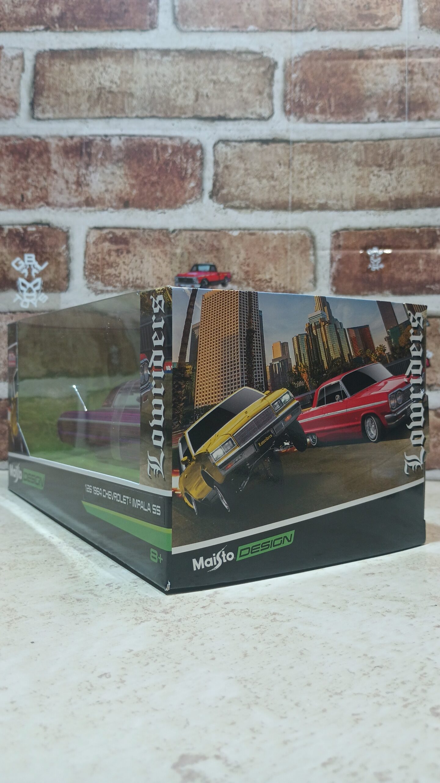 Brand new 1/26 scale diecast car model of 1964 Chevrolet Impala SS Lowrider Purpul with Gold Graphics "Lowriders" "Maisto Design" Series die cast model car by Maisto - Imagen 2