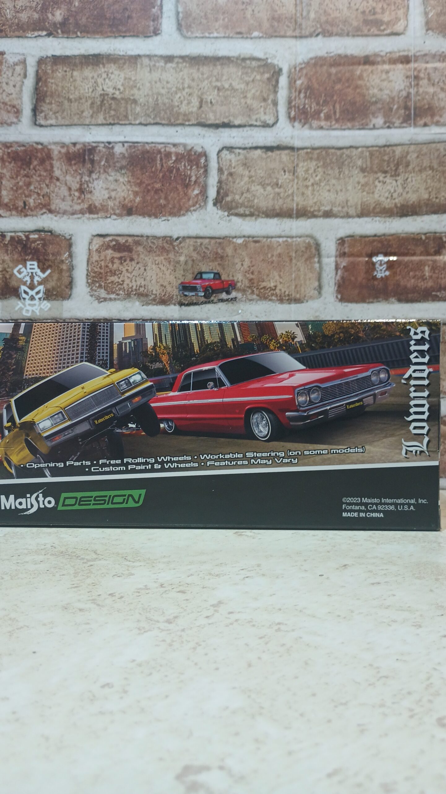 Brand new 1/26 scale diecast car model of 1964 Chevrolet Impala SS Lowrider Purpul with Gold Graphics "Lowriders" "Maisto Design" Series die cast model car by Maisto - Imagen 4