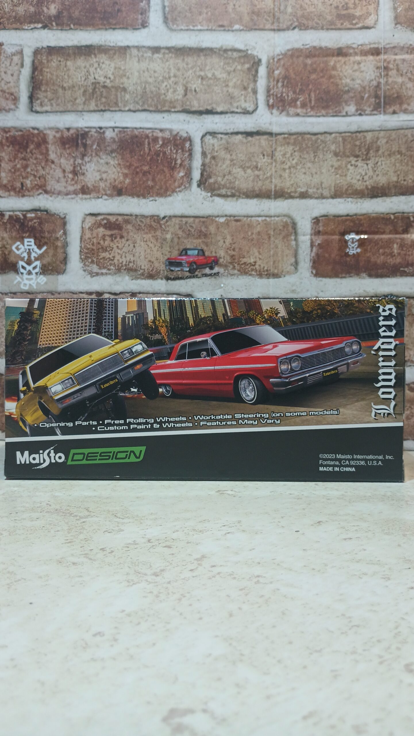 1964 Chevrolet Impala SS Lowrider Gray Metallic with Gold Graphics "Lowriders" "Maisto Design" 1/26 Diecast Model Car by Maisto - Imagen 4